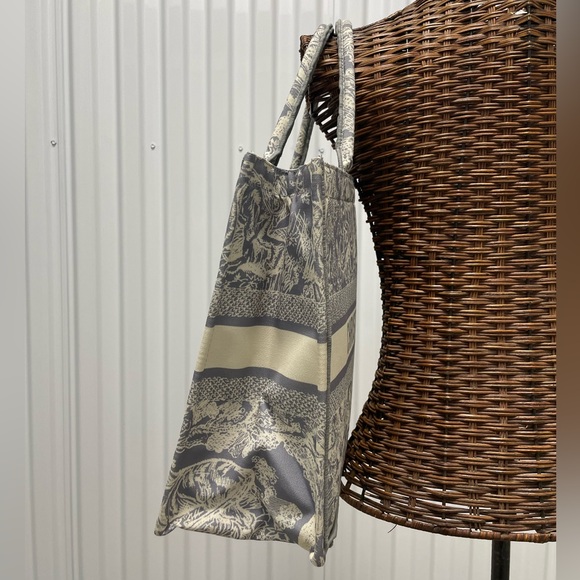 CHRISTIAN DIOR Canvas Embroidered Large Dioriviera Toile De Jouy Blue Book Tote - Picture 3 of 16